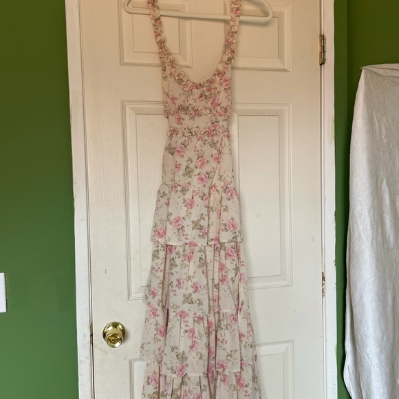 Dresses & Skirts - Beautiful floral princess dress